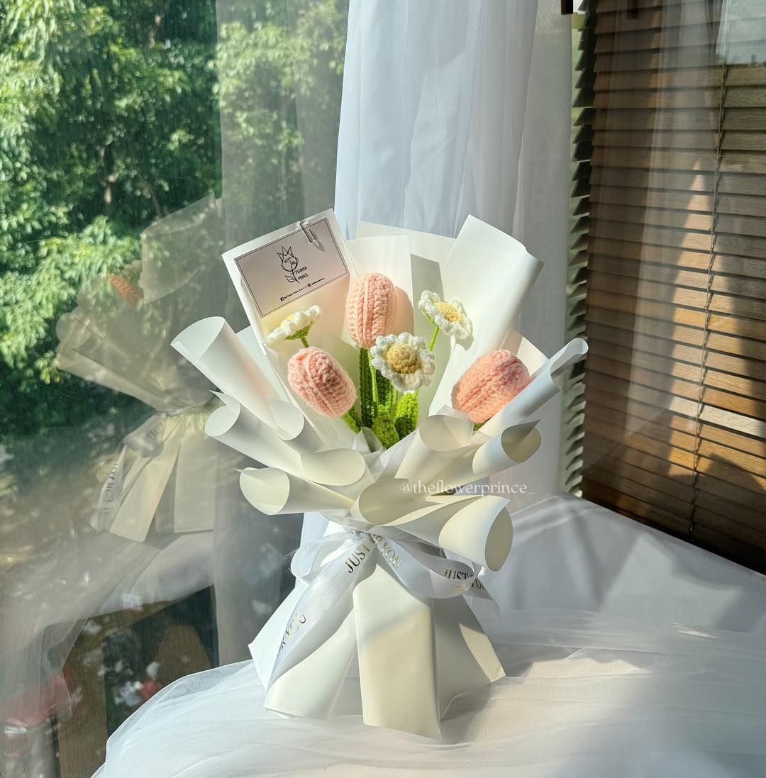 π€π· White - Milky Blush Tulips